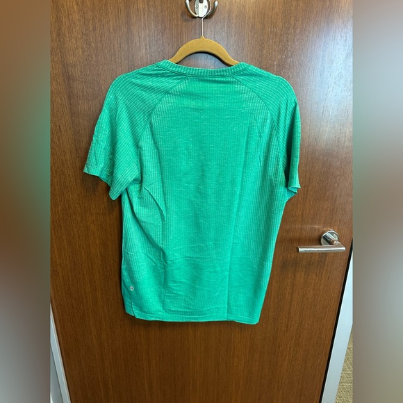 Lululemon Men’s Training Shirt - Picture 4 of 4